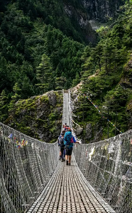 Gruppe von Wanderern auf einer Brücke