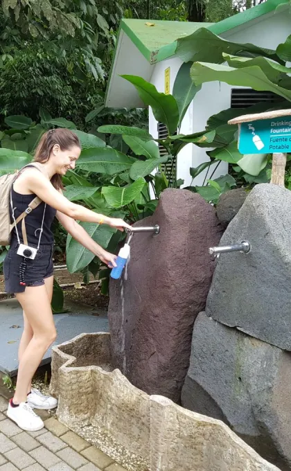 Plasticvrij reizen Costa Rica vrouw met Dopper