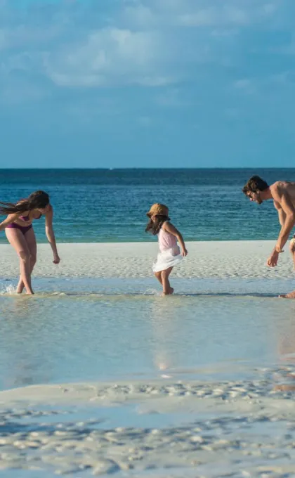 Cuba familiereis gezin op strand