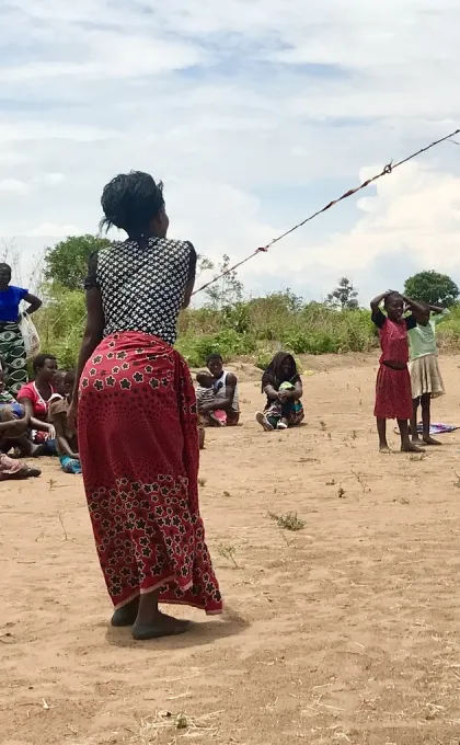 Locals Malawi aan het touwtje springen