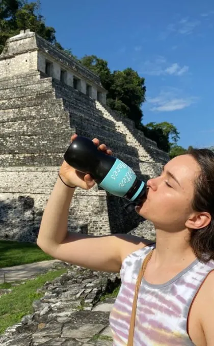 Vrouw drinkt uit een herbruikbare waterfles