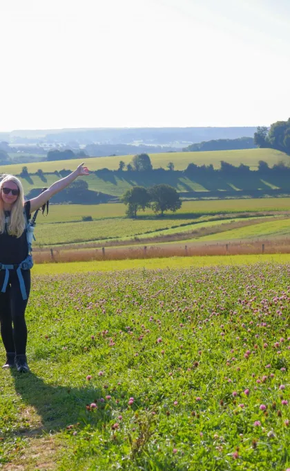 Vrouw staat op heuvel Dutch Mountain Trail