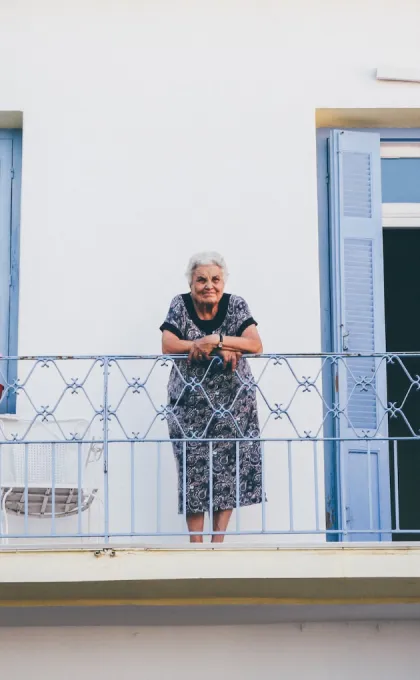 Vrouw op balkon Griekenland