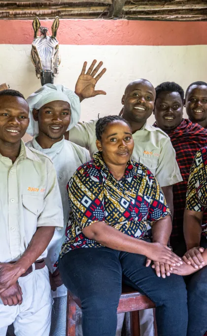 Tanzania Kiboko Lodge team foto binnen