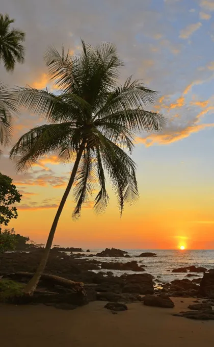 Zonsondergang op strand in Costa Rica.