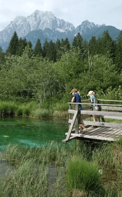 Kinderen in het Zelenci Nature Reserve in Slovenië.