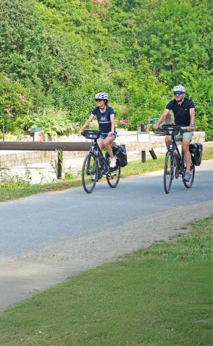 Twee fietsers in Bretagne. 