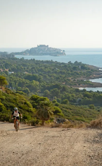 fietser op een gravelpad langs de kust