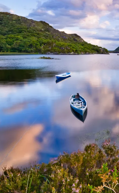 Kajaks in het water in Ierland.