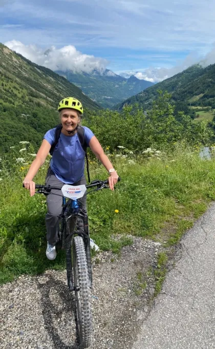 Saskia met de fiets in de natuur.