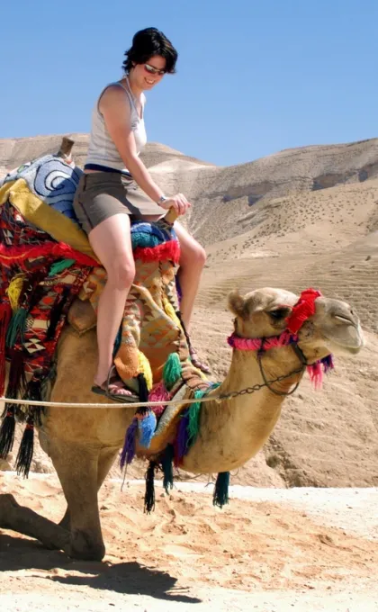 Reiziger op een kameel in Jordanië.