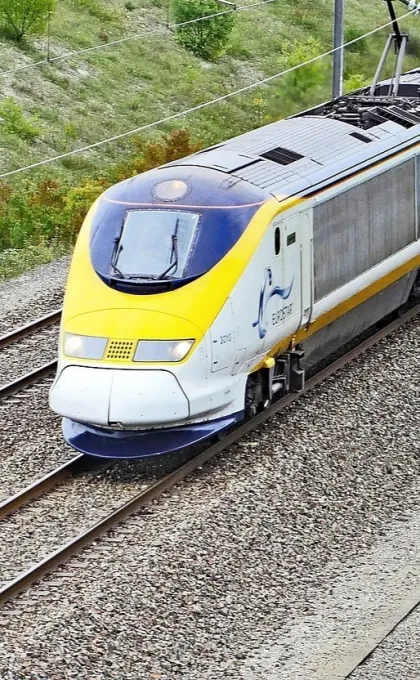 Gele eurostar op het spoor.