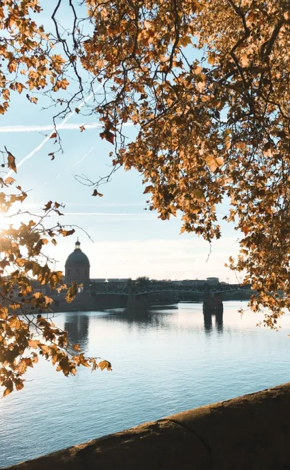 Beste reistijd Frankrijk - View op een rivier met zon. 