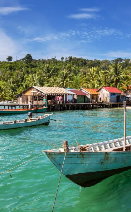 Vissersbootjes in het water in Kep.