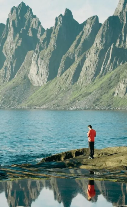 Wandelaar op Senja, Noorwegen.