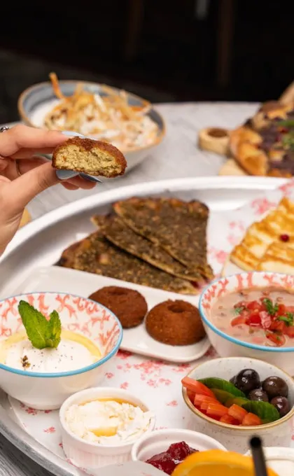 Een dienblad met Griekse vegetarische mezze.