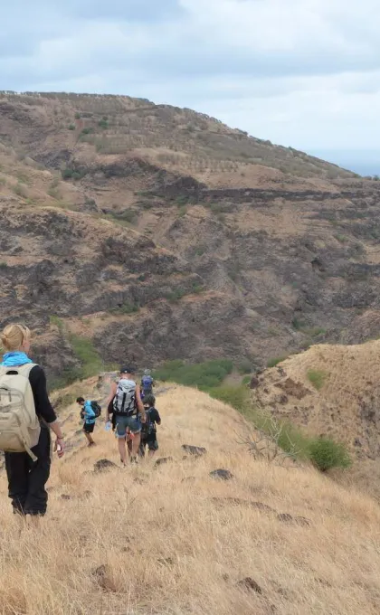 Wandelen door de gebergte van Kaapverdië. 