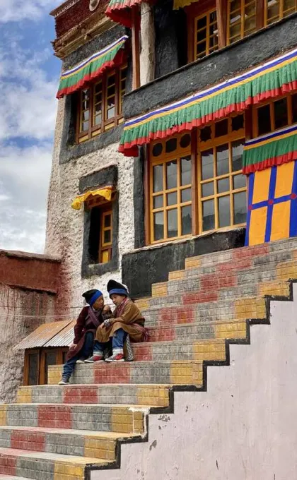 Lokale kinderen op de trap van klooster Stongde in Ladakh.