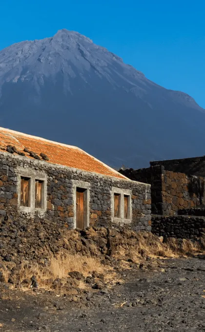 Huisje en vulkaan op Kaapverdië.