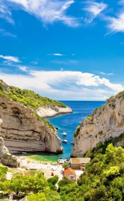 Een baai in van het eiland vis in kroatië aan de blauwe zee.