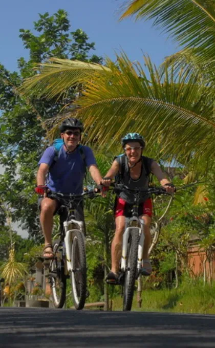 Twee reizigers aan het fietsen op Ubud tijdens een fietstour.