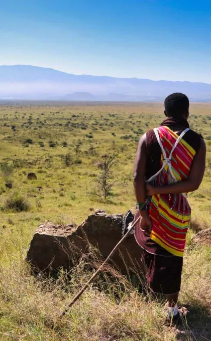 Wat gebeurt er met jouw donatie - Maasai local in landschap in Tanzania.