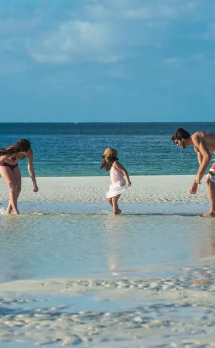 Cuba familiereis - gezin op strand.