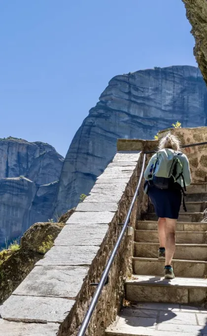 Wandelaar in de bergen in Sifnos, Griekenland.