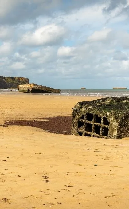 Tweede Wereldoorlog restanten liggen op strand Arromanches, in Normandië.
