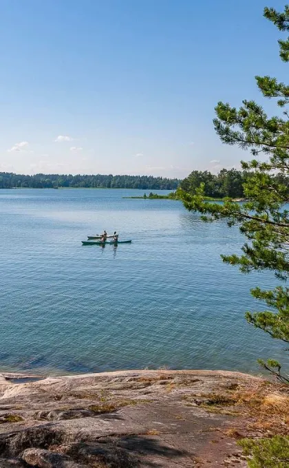 Twee mensen kanoën tijdens een vakantie in Zweden.