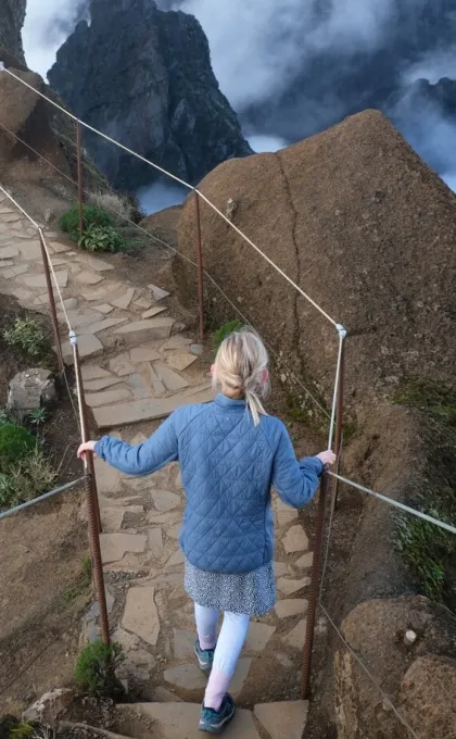 Wandeling over een bergpad boven de wolken op Madeira