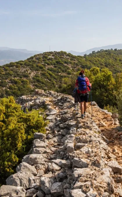 Wandelaar wandelt op rotsen in Turkije.