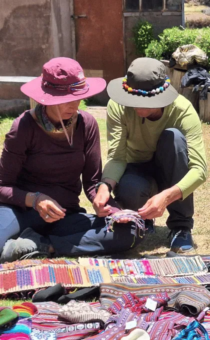Bewoners weven traditionele kleding op Taquile bij het Titicacameer.