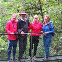 Familie op hangburg Costa Rica