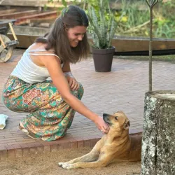 Meri in Suriname met een hond