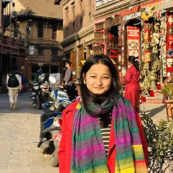 Reisexpert Samikshya in een straat van Nepal.