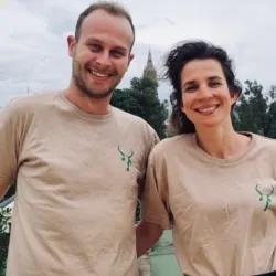 Reisexperts Luc en Brigitte van Madagaskar, arm om arm in een foto.