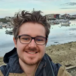 Reisexpert Clément neemt een selfie voor de haven.