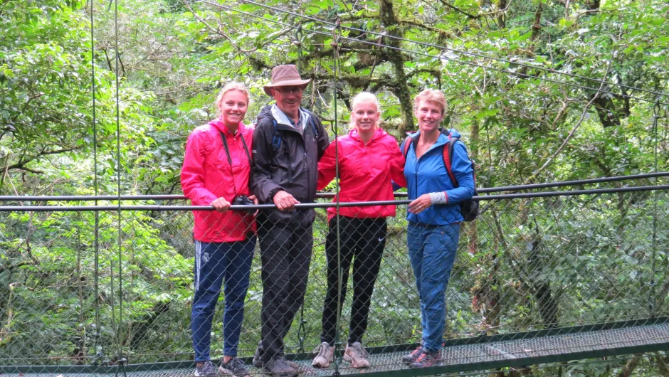 Familiereis Costa Rica familie op hangbrug