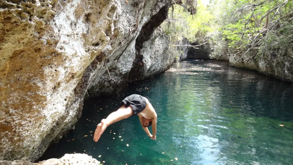 Rondreis Cuba man duik in water