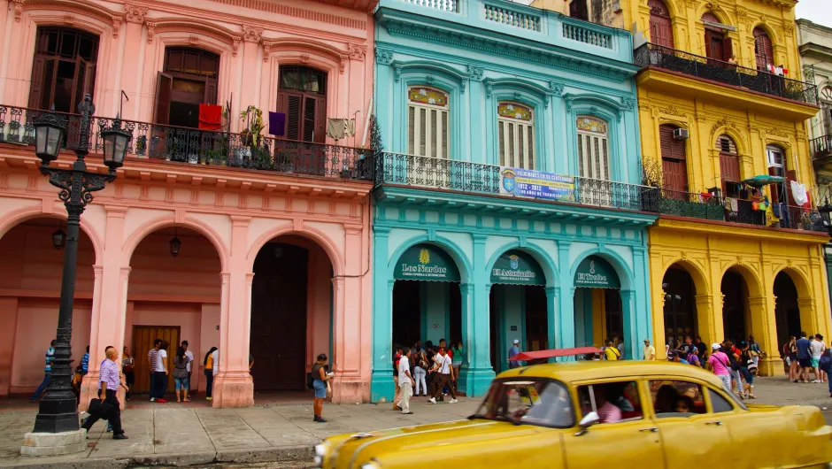 Cuba reizen gebouwen met oldtimer