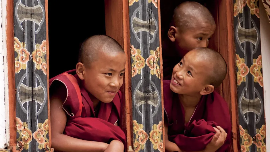 Bhutan met kinderen - jonge monniken