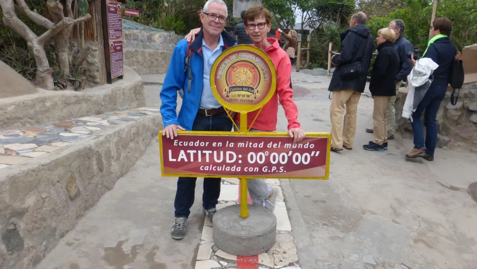 Reiservaring Ecuador vakantie koppel bij Mitad del Mundo