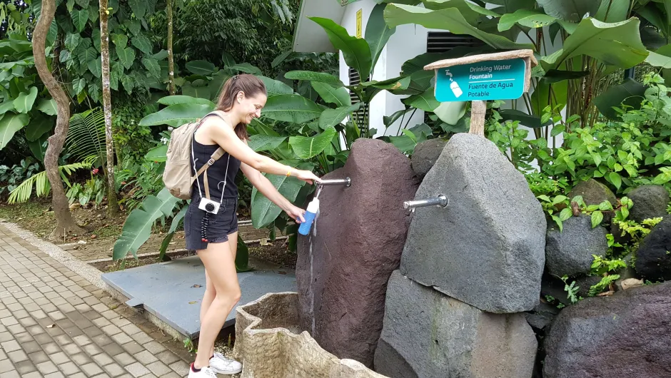 Plasticvrij reizen Costa Rica vrouw met Dopper