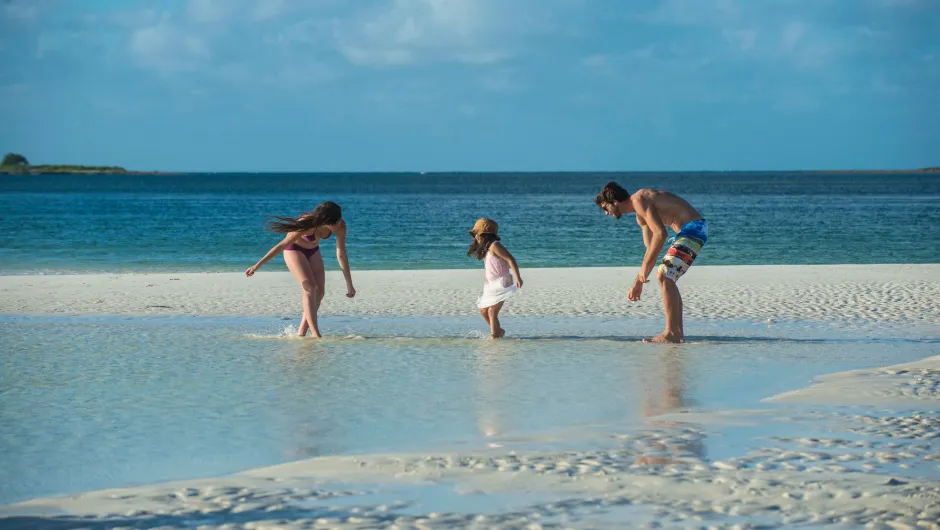 Cuba familiereis gezin op strand