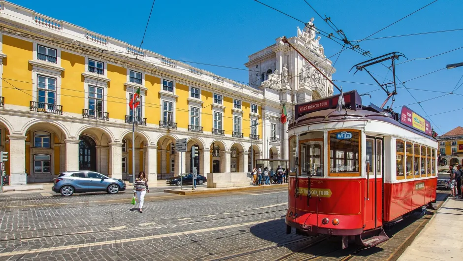 straat met tram in Lissabon, Portugal