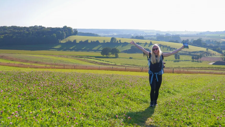 Vrouw op heuvel Dutch Mountain Trail