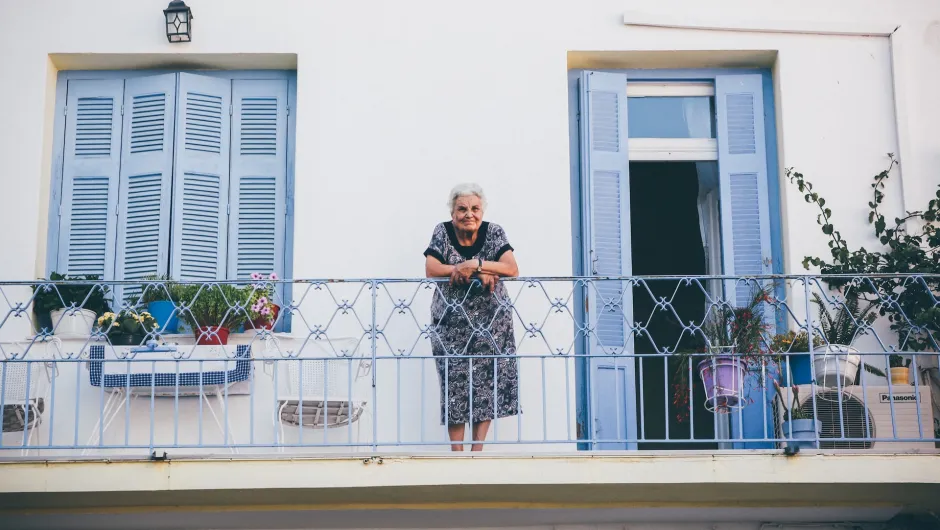 vrouw op balkon Griekenland