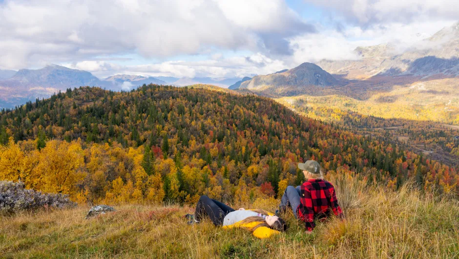 Genieten van het uitzicht over de bergen in de herfst