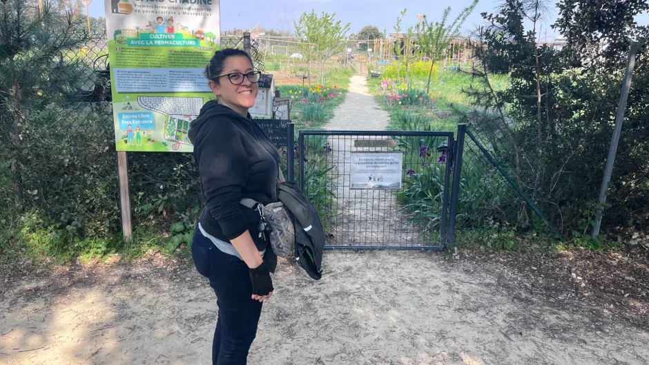 Frankrijk Occitanië expert Alice in front of permaculture garden Perma Social Club